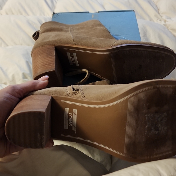TOMS Boots - Picture 4 of 10